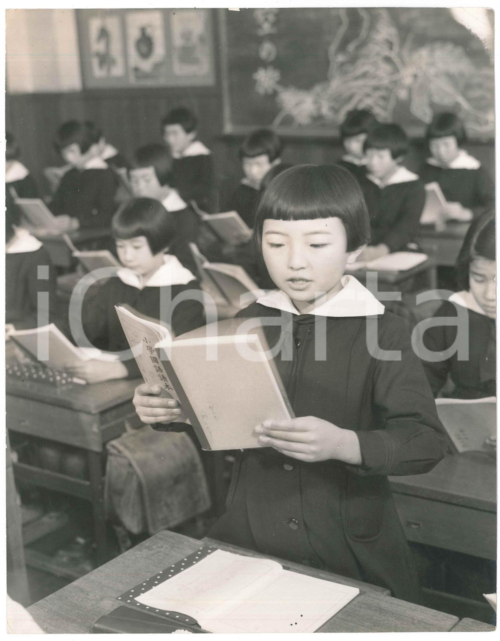 1940 ca JAPAN - Elementary SCHOOL - Reading aloud - Photo 20x26 cm Fotografia originale d'epoca, con timbro al verso. FAIR/discreto piegature angolari Formato: 20x26 cm originale e autentica 1