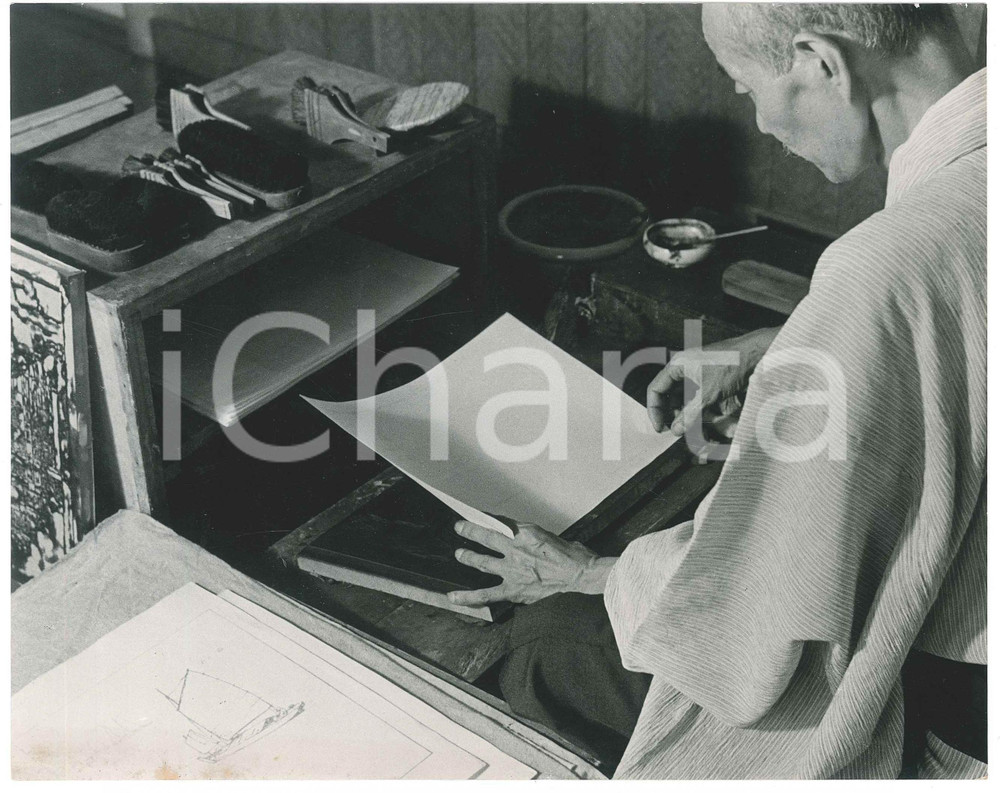 1940 ca JAPAN - TRADITIONAL CRAFTS - Typographer - Photo 22x18 cm Fotografia originale d'epoca, con timbro al verso. FAIR/discreto macchie al lato inferiore Formato: 25x20 cm originale e autentica 1