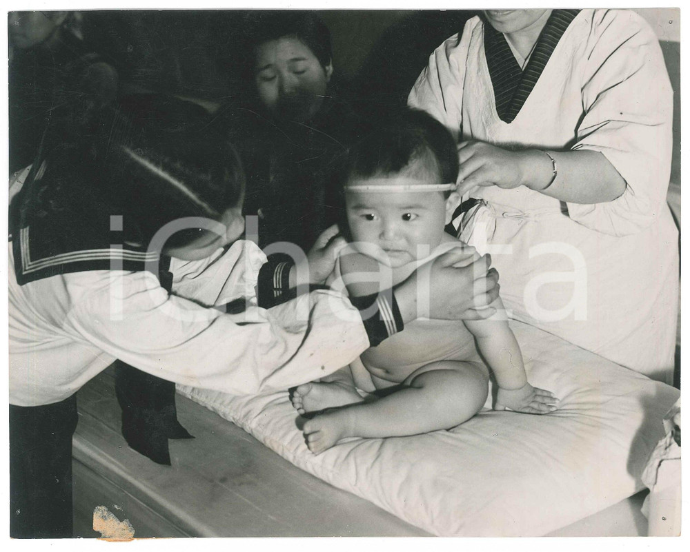 1940 ca TOKYO (JAPAN) - CHILDREN - Physical exam - Photo 23x18 cm Fotografia originale d'epoca, con timbro al verso. POOR/danneggiato residuo cartaceo al lato inferiore Formato: 23x18 cm originale e autentica 1