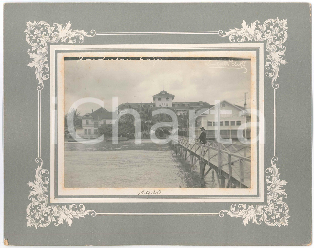 1910 Zsoldos ELEK - HONOLULU - Building on WAIKIKI beach - ANIMATED photo 28x22  Fotografia d'epoca, montata su cartoncino rigido, che reca didascalia originale e firma al negativo.FOTOGRAFO: Zsoldos Elek GOOD/buono ma lievi fioriture Formato: 28x22 cm originale e autentica 1