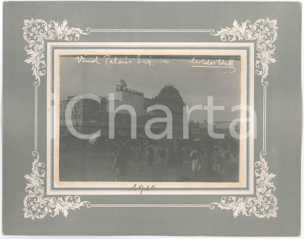 1910 Zsoldos ELEK - JAIPUR (INDIA) Wind Palace - ANIMATED Photo 28x22 cm  Fotografia d'epoca, montata su cartoncino rigido, che reca didascalia originale e firma al negativo.FOTOGRAFO: Zsoldos Elek GOOD/buono  Formato: 28x22 cm originale e autentica 1
