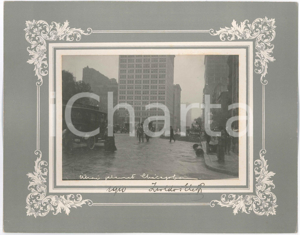 1910 Zsoldos ELEK - CHICAGO (USA) View with BROOKS Building - ANIMATED photo  Fotografia d'epoca, montata su cartoncino rigido, che reca didascalia originale al negativo e firma del fotografo.FOTOGRAFO: Zsoldos Elek GOOD/buono  Formato: 28x22 cm originale e autentica 1