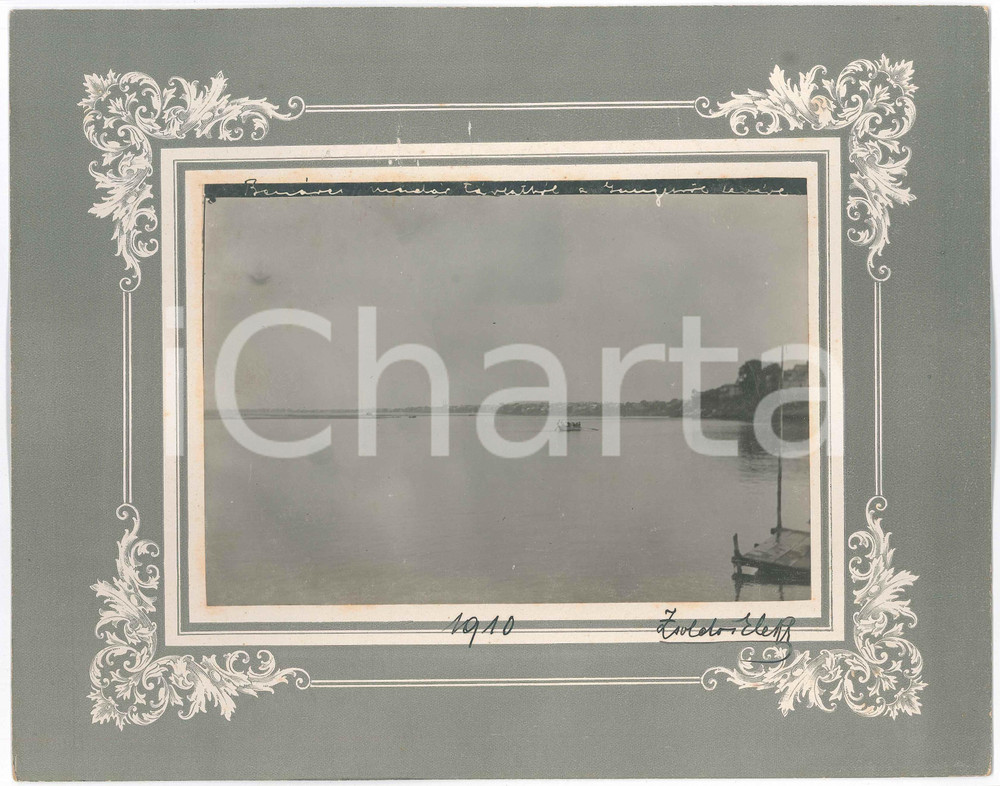 1910 Zsoldos ELEK - INDIA - Ganges River - Boat - Photo 28x22 cm  Fotografia d'epoca, montata su cartoncino rigido, che reca didascalia originale al negativo e firma del fotografo.FOTOGRAFO: Zsoldos Elek GOOD/buono  Formato: 28x22 cm originale e autentica 1