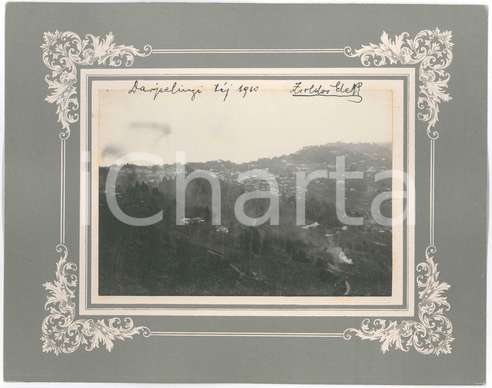 1910 Zsoldos ELEK - INDIA - DARJEELING - View - Photo 28x22 cm  Fotografia d'epoca, montata su cartoncino rigido, che reca didascalia originale e firma del fotografo.FOTOGRAFO: Zsoldos Elek FAIR/discreto difetti di stampa Formato: 28x22 cm originale e autentica 1