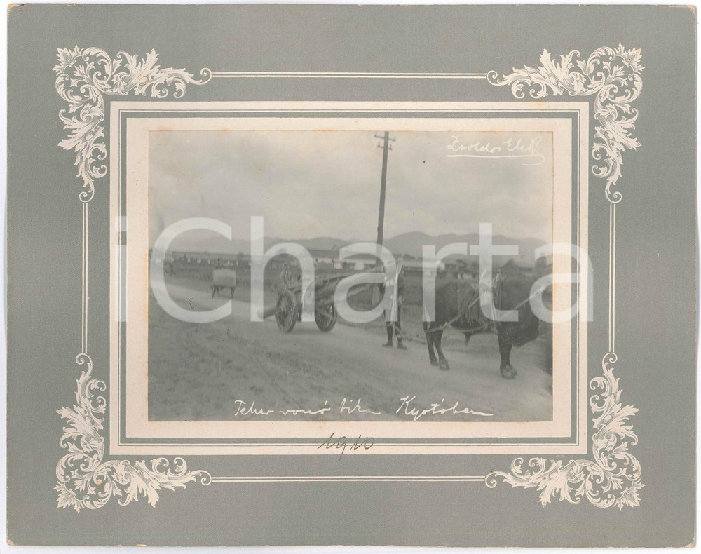 1910 Zsoldos ELEK - KYOTO (JAPAN) Carrying a cannon - Photo 28x22 cm  Fotografia d'epoca, montata su cartoncino rigido, che reca al negativo didascalia originale e firma del fotografo.FOTOGRAFO: Zsoldos Elek GOOD/buono  Formato: 28x22 cm originale e autentica 1
