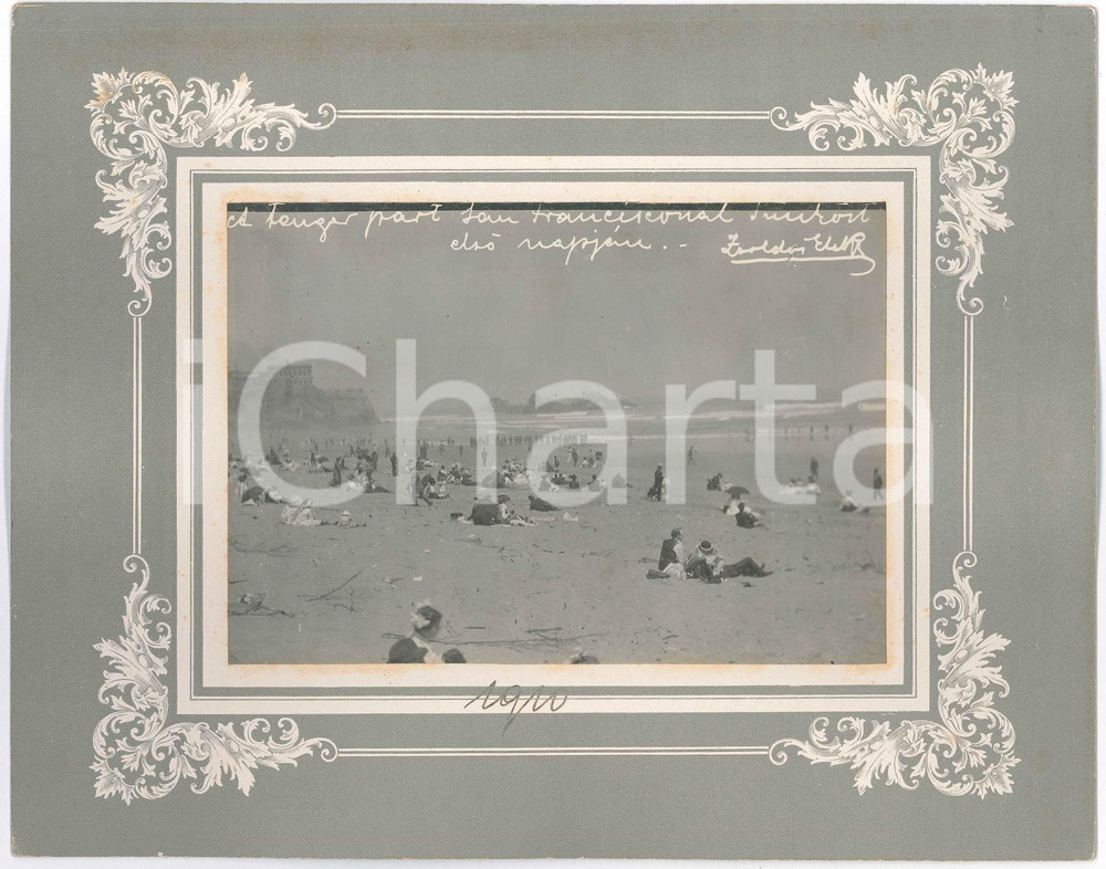 1910 Zsoldos ELEK - SAN FRANCISCO (USA) People on the beach - Photo 28x22 cm  Fotografia d'epoca, montata su cartoncino rigido, che reca al negativo didascalia originale e firma del fotografo.FOTOGRAFO: Zsoldos Elek GOOD/buono  Formato: 28x22 cm originale e autentica 1