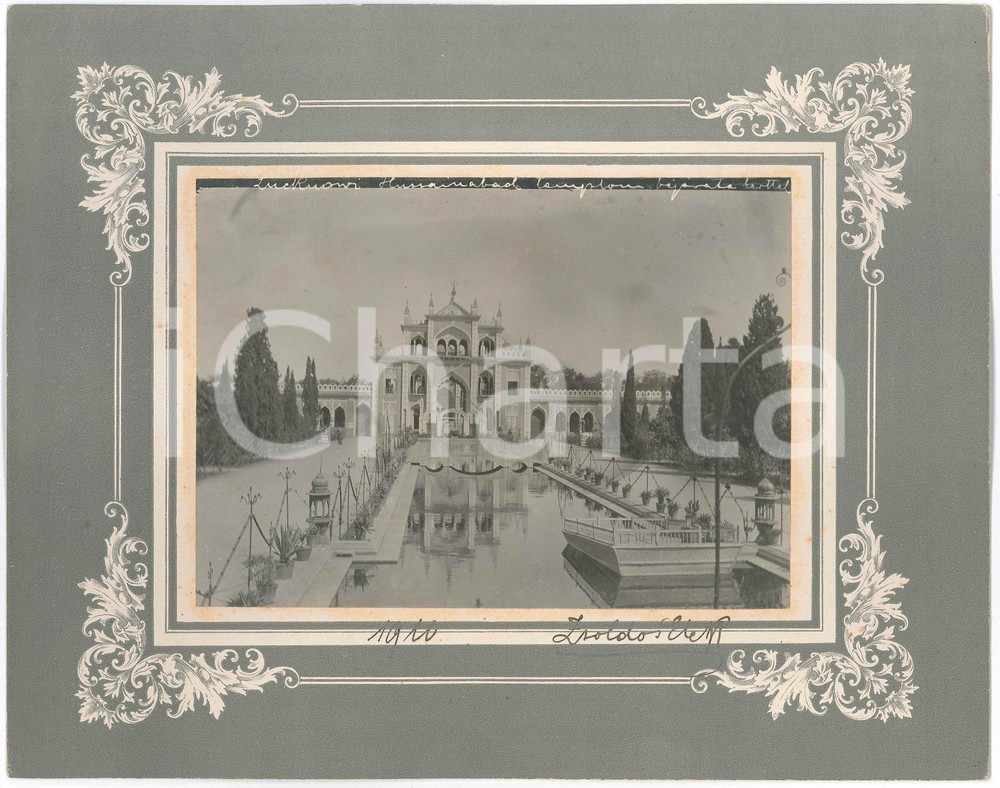 1910 Zsoldos ELEK - LUCKNOW (INDIA) The Hussainabad Imambara - Photo 28x22  Fotografia d'epoca, montata su cartoncino rigido, che reca didascalia originale e firma del fotografo.FOTOGRAFO: Zsoldos Elek GOOD/buono  Formato: 28x22 cm originale e autentica 1