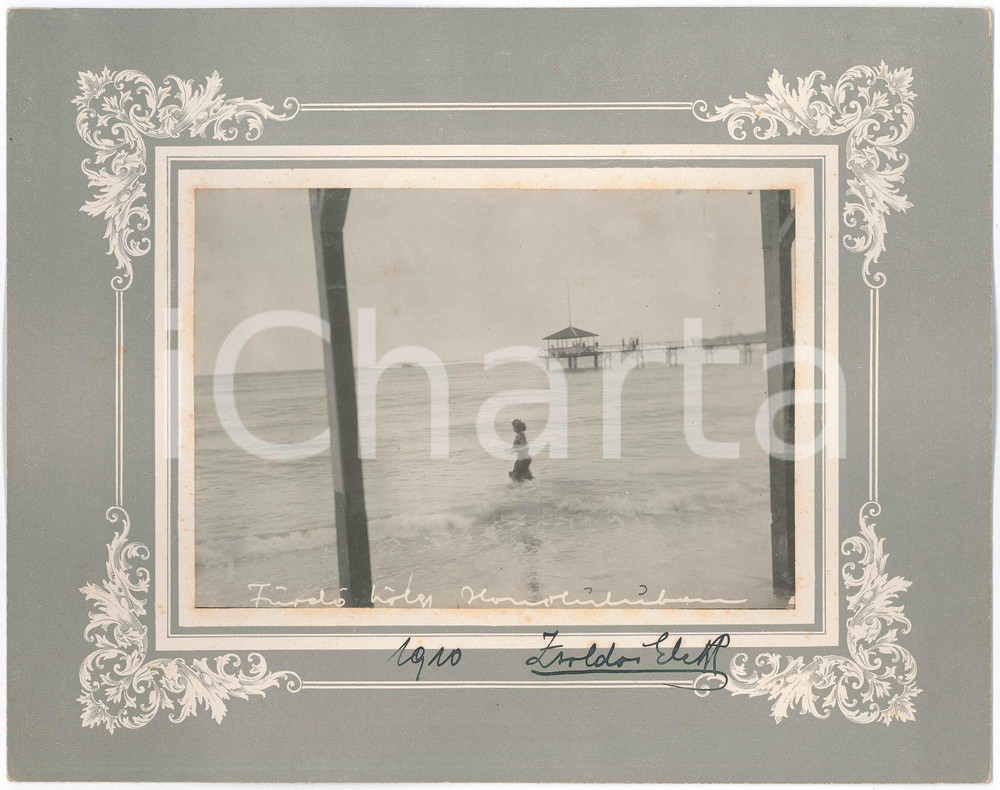 1910 Zsoldos ELEK - HONOLULU (HAWAII) Woman bathing - Photo 28x22 cm  Fotografia d'epoca, montata su cartoncino rigido, che reca didascalia originale e firma al negativo.FOTOGRAFO: Zsoldos Elek GOOD/buono  Formato: 28x22 cm originale e autentica 1