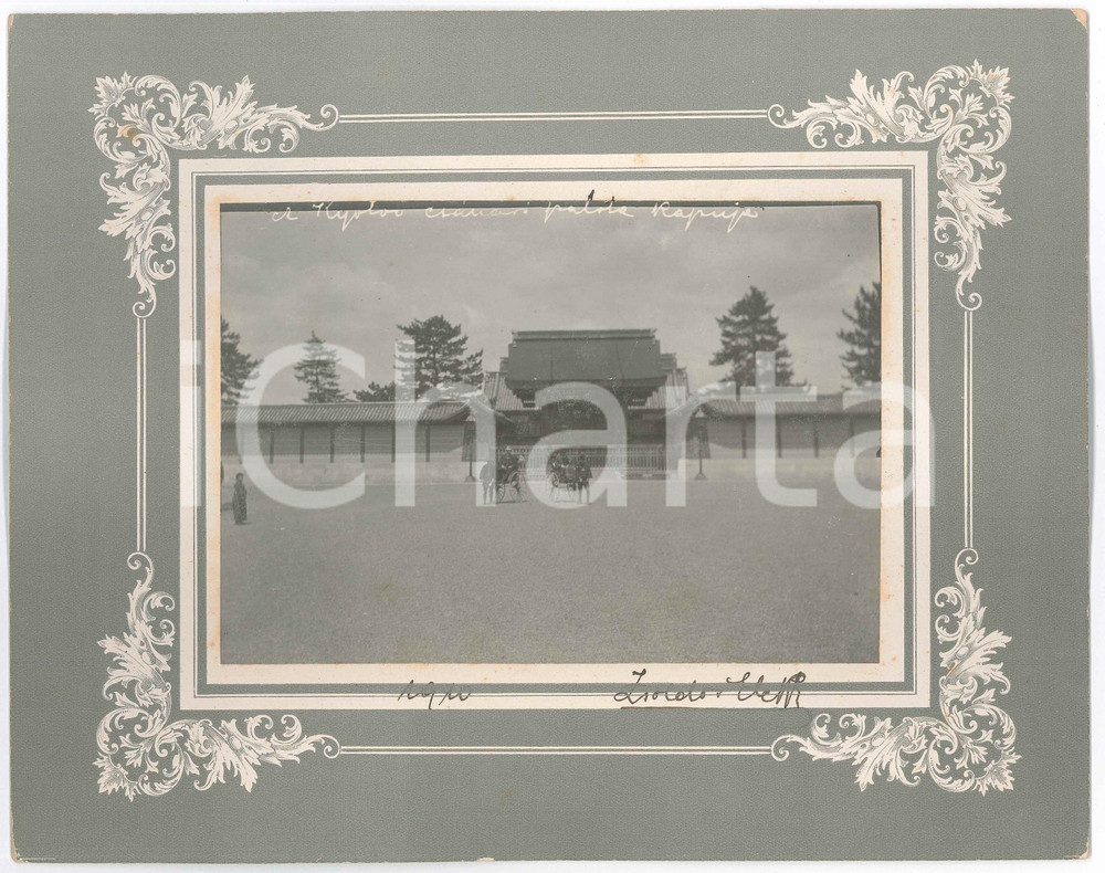 1910 Zsoldos ELEK - KYOTO (JAPAN) Imperial Palace - ANIMATED Photo 28x22 cm  Fotografia d'epoca, montata su cartoncino rigido, che reca al negativo didascalia originale e firma del fotografo.FOTOGRAFO: Zsoldos Elek GOOD/buono minime fioriture Formato: 28x22 cm originale e autentica 1