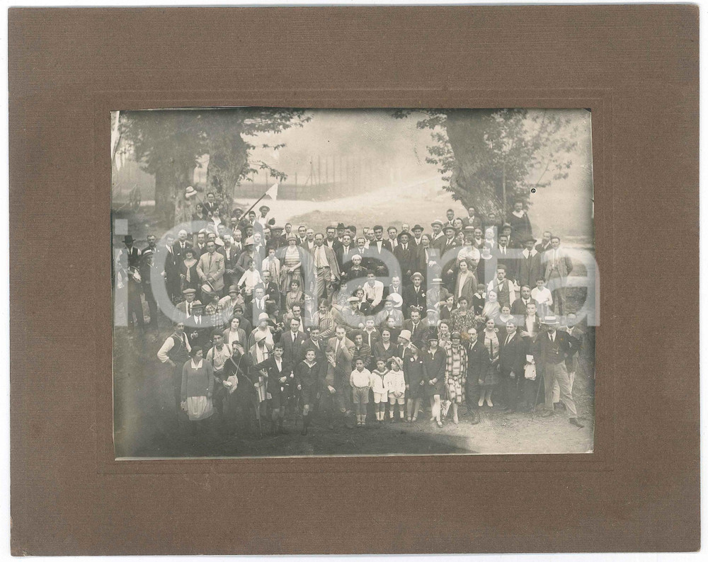 1920 ca ITALIA Gruppo di escursionisti in campagna - Foto ANONIMA 25x19 cm Fotografia d'epoca, montata su cartoncino rigido.  GOOD/buono  Formato: 25x19 cm originale e autentica 1