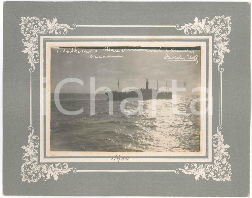 1910 Zsoldos ELEK - OCEANO INDIANO Piroscafo in navigazione - Foto 28x22 cm  Fotografia d'epoca, montata su cartoncino rigido, che reca didascalia originale e firma al negativo.FOTOGRAFO: Zsoldos Elek GOOD/buono  Formato: 28x22 cm originale e autentica 1