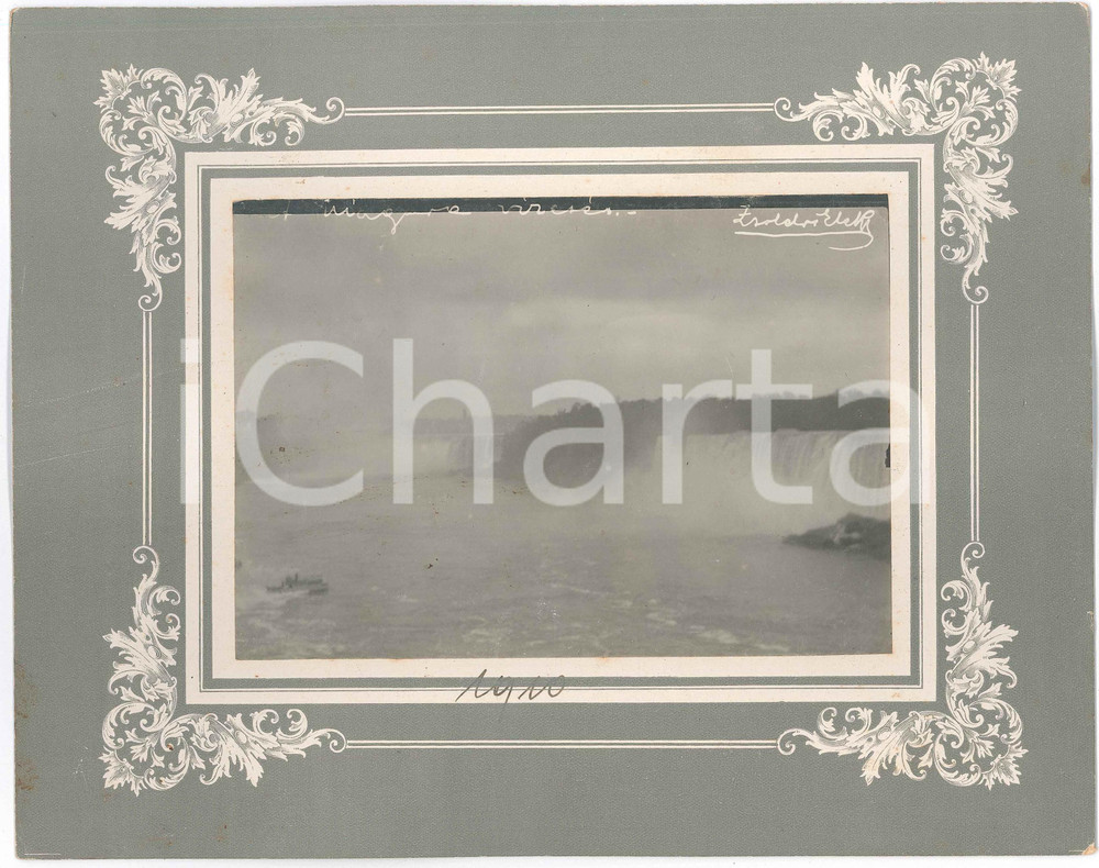 1910 Zsoldos ELEK - NIAGARA FALLS - A view - Photo 28x22 cm  Fotografia d'epoca, montata su cartoncino rigido, che reca al negativo didascalia originale e firma del fotografo.FOTOGRAFO: Zsoldos Elek FAIR/discreto lievi graffi e residui di colla al recto; residuo e fioriture al verso Formato: 28x22 cm originale e autentica 1