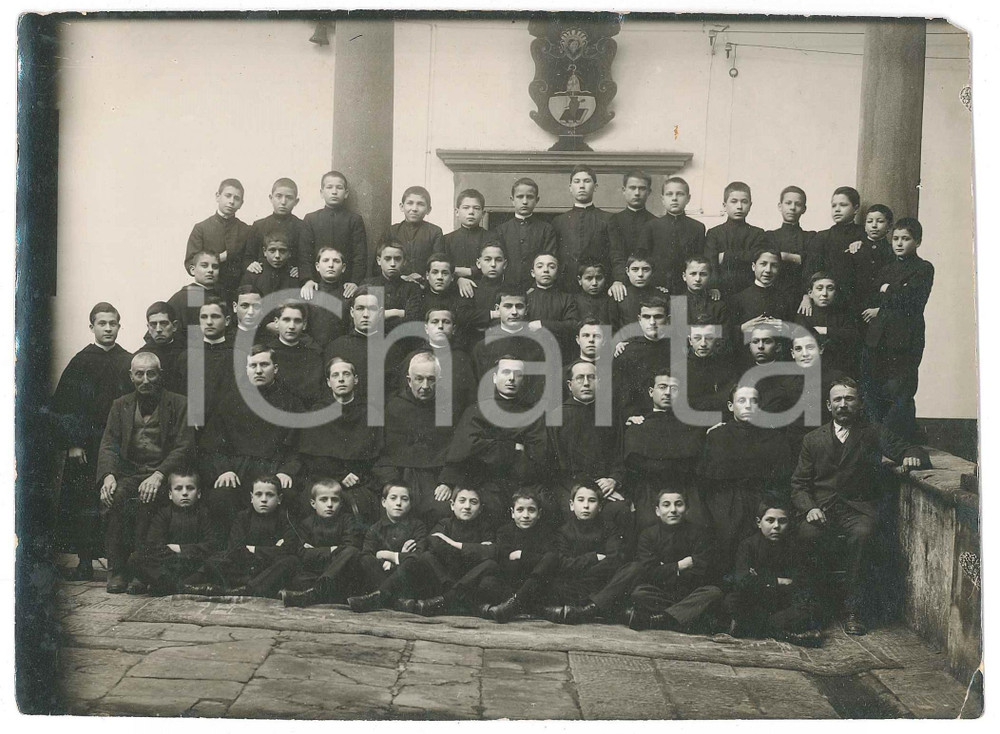 1910 ca ITALIA Collegio religioso maschile - Ritratto con i frati ^Foto 17x12 cm  Fotografia d'epoca. FAIR/discreto piegatura angolare e piccola mancanza Formato: 17x12 cm originale e autentica 1
