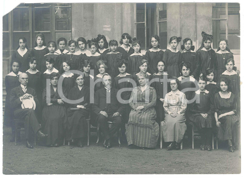 1910 ca ITALIA Collegio femminile - Ritratto con benefattori *Foto 22x16 cm  Fotografia d'epoca. POOR/danneggiato piegatura angolare, mancanza all'angolo superiore sinistro, piccoli strappi marginali; abrasioni al verso Formato: 22x17 cm originale e autentica 1