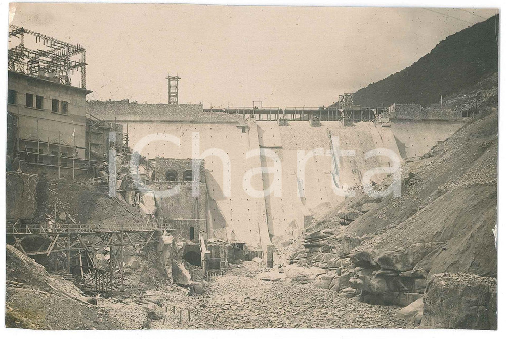 1910 ca ITALIA - Diga in costruzione - Fotografia VINTAGE 16x10 cm Rara fotografia d'epoca, montata su cartoncino. FAIR/discreto piegature al lato sinistro e residui di colla Formato: 16x10 cm originale e autentica 1