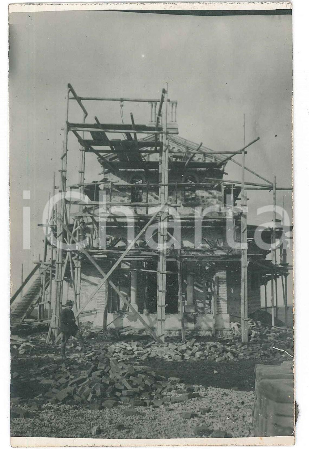 1920 ca ITALIA - Restauro di una chiesa antica - Fotografia ANONIMA 9x14 cm Fotografia d'epoca, in formato cartolina postale. GOOD/buono difetti di stampa; residui cartacei al verso Formato: 9x14 cm originale e autentica 1