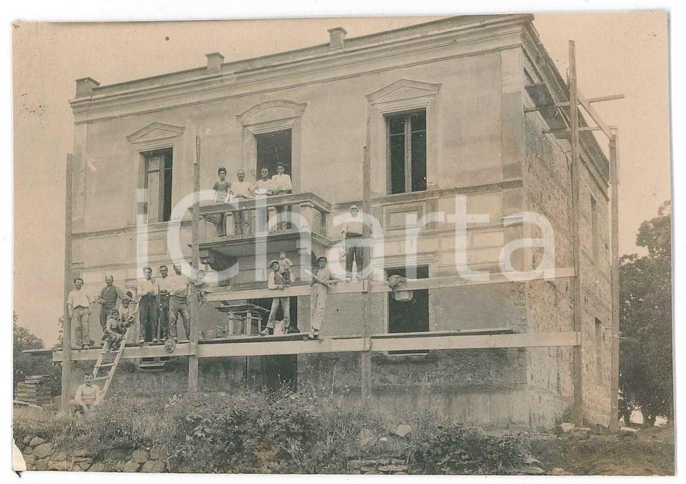 1910 ca FIUME / ISTRIA - Restauro di una villa - Foto ANIMATA operai 12x8 cm Fotografia d'epoca, in formato cartolina postale. GOOD/buono ma difetti di stampa; margini rifilati Formato: 12x8 cm originale e autentica 1