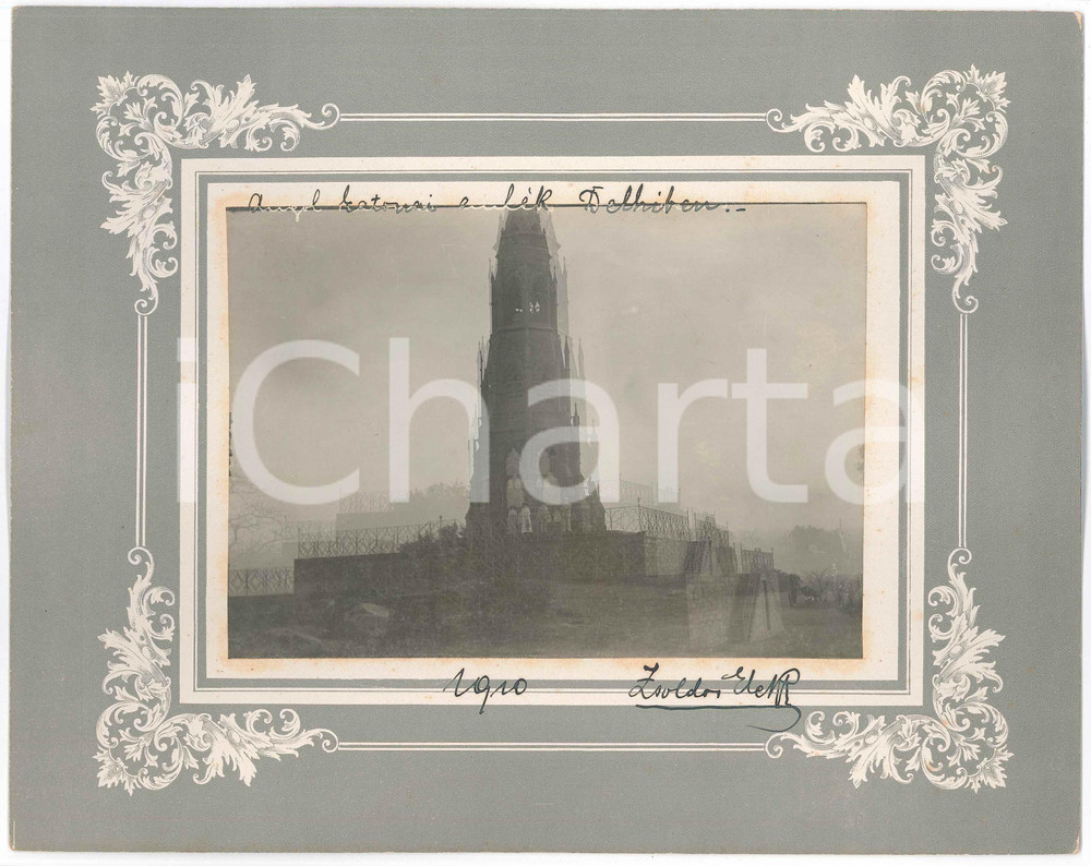 1910 Zsoldos ELEK - INDIA - DELHI - The Mutiny Memorial - ANIMATED Photo 28x22  Fotografia d'epoca, montata su cartoncino rigido, che reca didascalia originale e firma del fotografo.FOTOGRAFO: Zsoldos Elek GOOD/buono  Formato: 28x22 cm originale e autentica 1