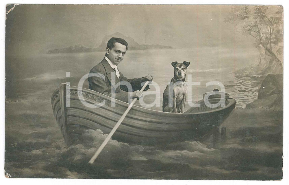 1914 COSTUME ITALIA Pietro STAZZANI con il cane su finta barca *Foto CURIOSA Cartolina postale d'epoca, con dedica manoscritta al verso.FOTOGRAFO: Studio A. Reggiani, Santamaria, C. V. GOOD/buono minime smussature e piegature angolari Formato: 14x9 cm originale e autentica 1
