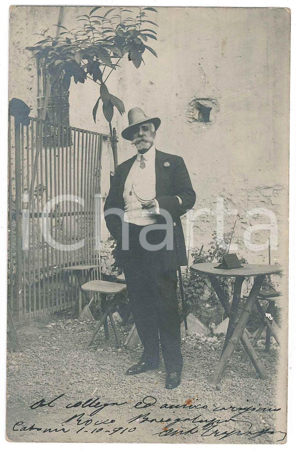 1910 CATANIA Antonio TRAPASSO - Ritratto in cortile - Foto cartolina RPPC Fotografia d'epoca, in formato cartolina postale.Dedica manoscritta. GOOD/buono ma residui di carta al verso Formato: 9x14 cm originale e autentica 1