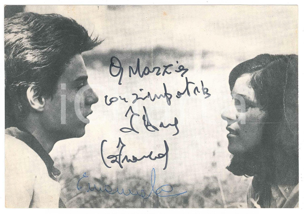 1966 CANTAGIRO - I DUE (Nanny e Fanny)  "Amore cos'hai" - Foto seriale AUTOGRAFO Fotografia seriale d'epoca, con autografo al recto. VERY POOR/gravemente danneggiato profonda piegatura verticale, piegatura al lato destro, abrasioni e macchie al verso Formato: 15x10 cm originale e autentica 1
