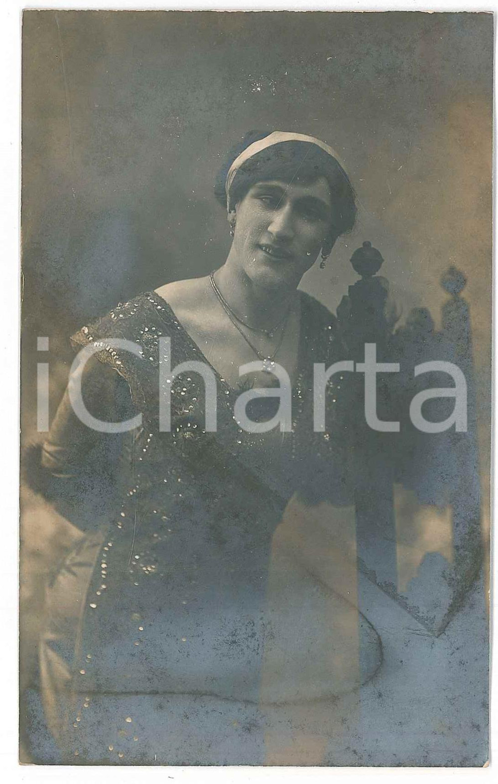 1920 ca ITALIA - SPETTACOLO Ritratto di cantante - Foto RARA 9x14 cm Fotografia seriale d'epoca, in formato cartolina postale.FOTOGRAFO: Moretti - Firenze FAIR/discreto difetti di stampa Formato: 9x14 cm originale e autentica 1