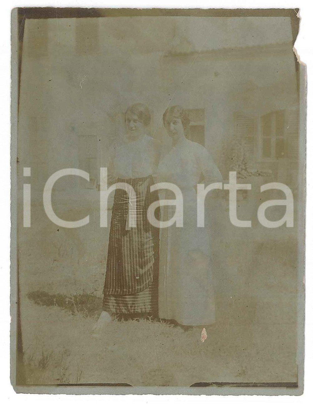 1910 ca ITALIA Ritratto di due donne in cortile - Fotografia anonima 9x11 cm Fotografia originale d'epoca. POOR/danneggiato mancanza al lato destro; residuo cartaceo al lato inferiore; piccole piegature Formato: 9x11 cm originale e autentica 1