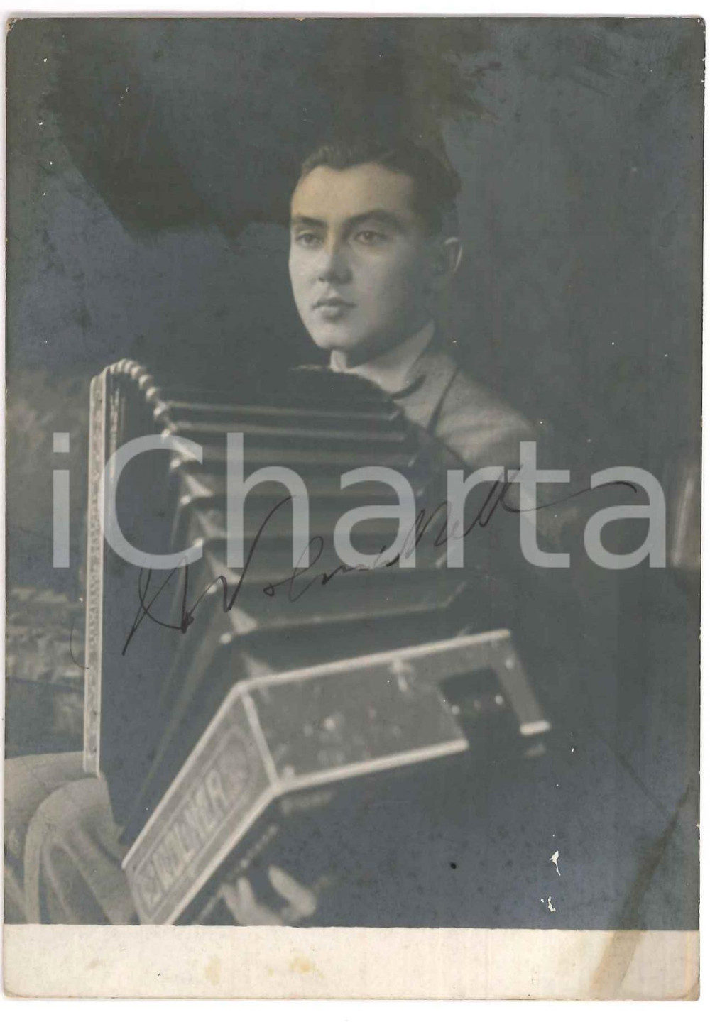 1945 ca Wolmer BELTRAMI Fisarmonicista - Foto con AUTOGRAFO 10x15 cm Fotografia originale d'epoca, con autografo.  FAIR/discreto lievi macchie Formato: 10x15 cm originale e autentica 1