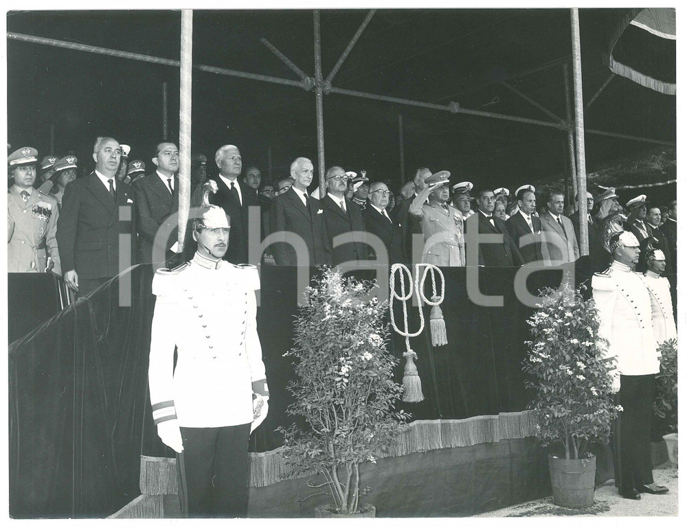 1962 ROMA Festa della Repubblica - Tribuna autorità - Foto 24x18 cm Fotografia d'epoca.Si riconoscono: Paolo Emilio Taviani, Giulio Andreotti, Antonio Segni e Mario Scelba.  GOOD/buono  Formato: 24x18 cm originale e autentica 1