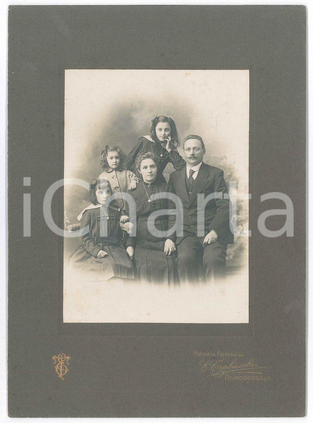 1910 ca DOMODOSSOLA Ritratto di famiglia con tre figlie - Foto E. TRABUCCHI  Fotografia d'epoca, montata su cartone rigido. GOOD/buono  Formato: 17x24 cm originale e autentica 1