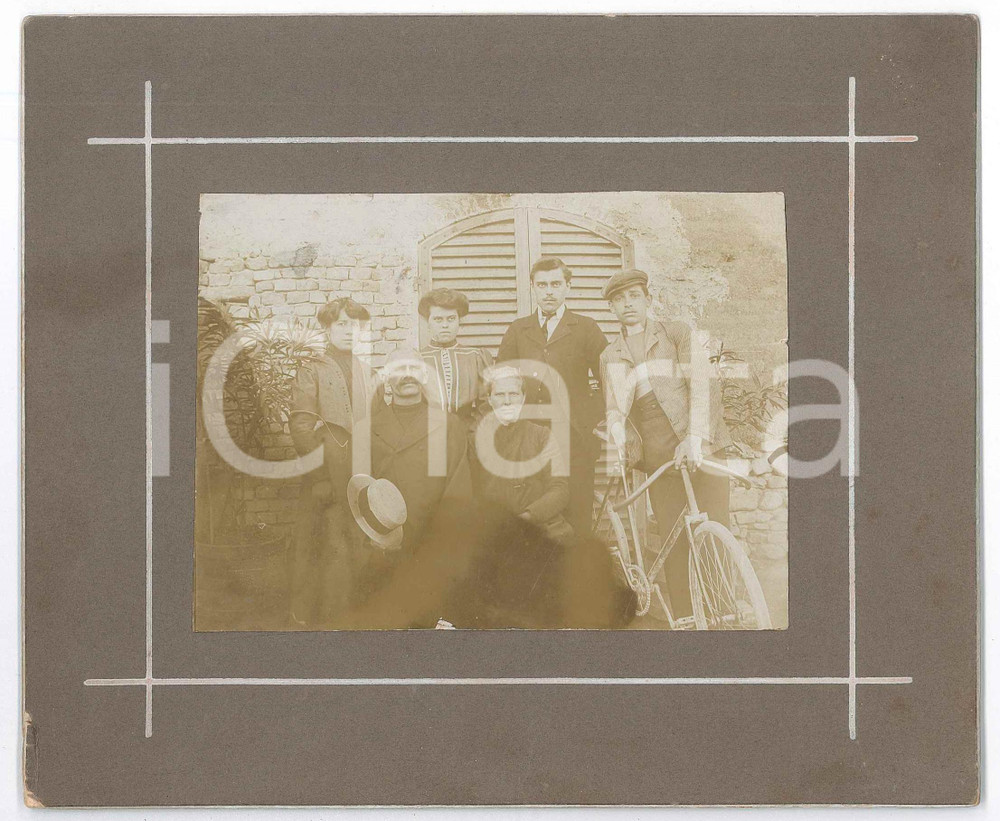 1900 ca ITALIA Famiglia in cortile con bicicletta - Ritratto *Fotografia anonima Fotografia d'epoca, montata su cartoncino rigido.  GOOD/buono  Formato: 18x15 cm originale e autentica 1