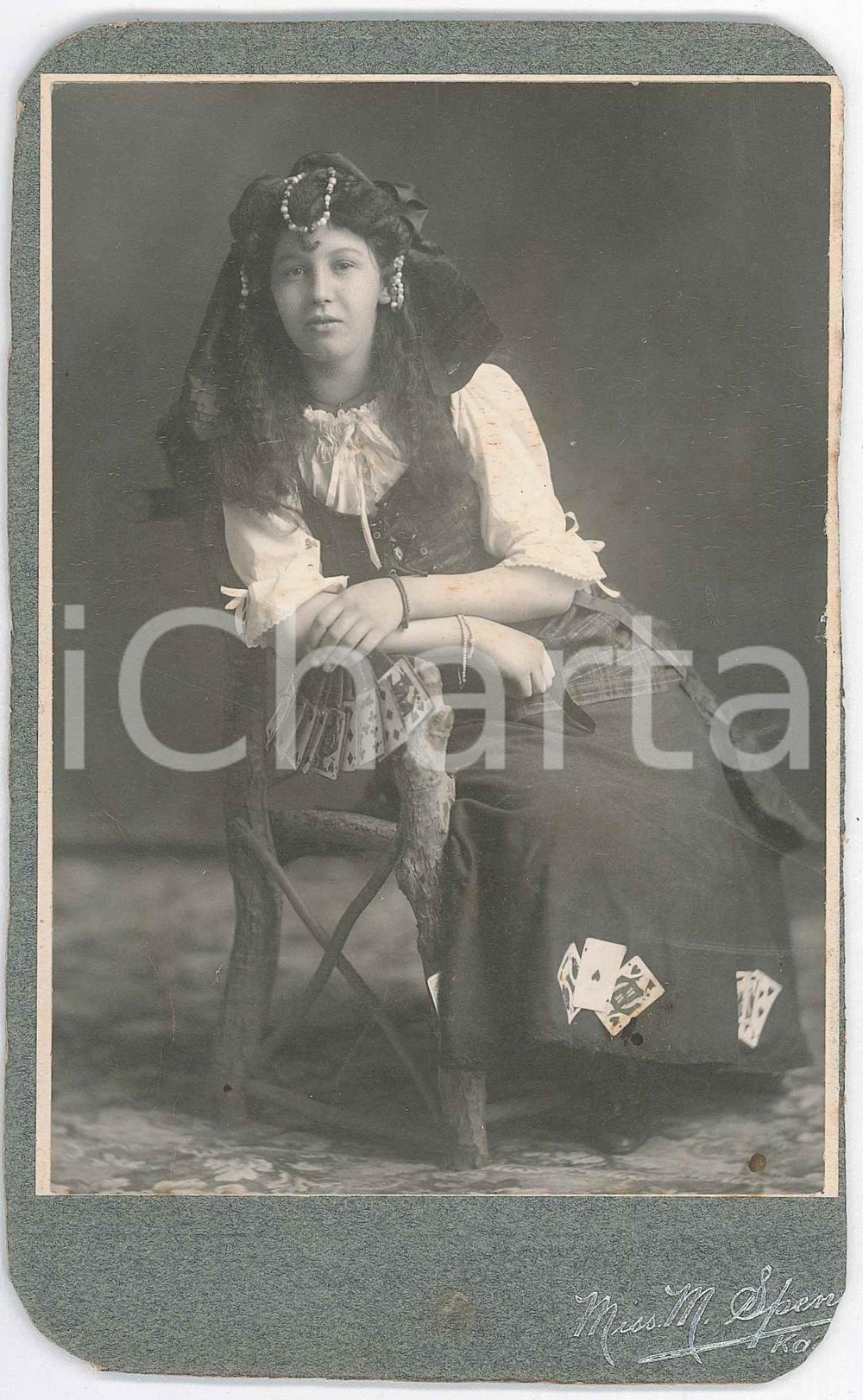 1900 ca KAMLOOPS (CANADA) Portrait of a fortune teller - Photo Miss M. SPENCER Fotografia d'epoca, montata su cartoncino rigido.FOTOGRAFO: Miss M. Spencer - Kamloops, B.C.  FAIR/discreto margini rifilati Formato: 10x17 cm originale e autentica 1