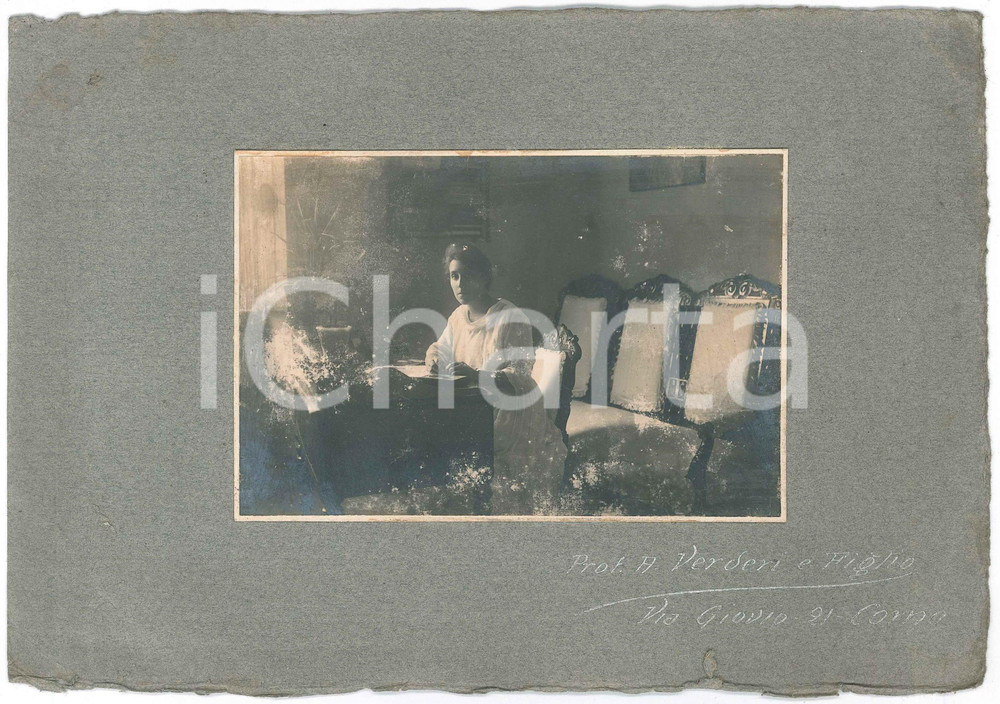 1910 ca COMO Ritratto di donna alla scrivania - Foto A. VERDERI DANNEGGIATA  Fotografia d'epoca, su cartoncino morbido.FOTOGRAFO: Prof. A. Verderi e figlio - via Giovio 21 Como  VERY POOR/gravemente danneggiato danni evidenti da umidità Formato: 25x18 cm originale e autentica 1
