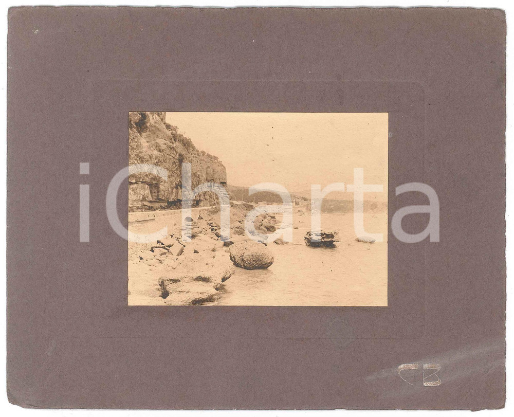 1905 ca LIGURIA Panorama con scogliera e paese *Foto VINTAGE 20x16 cm Fotografia d'epoca, montata su cartoncino morbido. FAIR/discreto piegature angolari al cartoncino Formato: 20x16 cm originale e autentica 1
