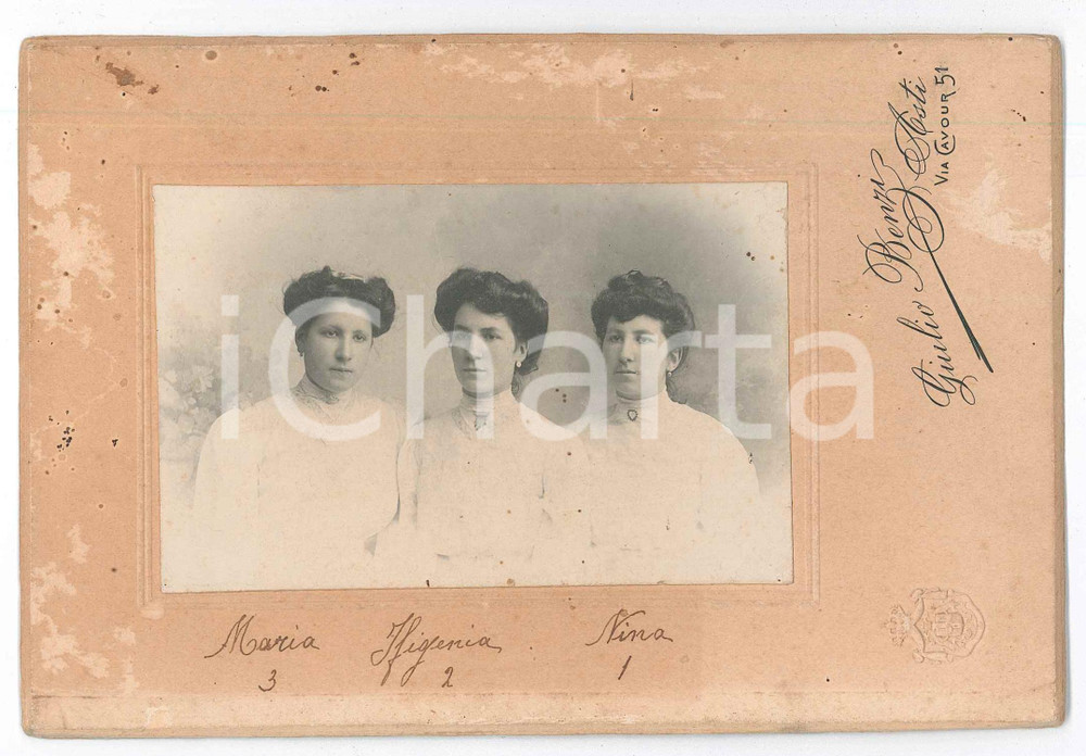 1900 ca ASTI Ritratto di tre sorelle - Foto Giulio BENZI 18x12 cm Fotografia d'epoca, su cartoncino rigido.  POOR/danneggiato abrasioni e fioriture al cartoncino Formato: 18x12 cm originale e autentica 1