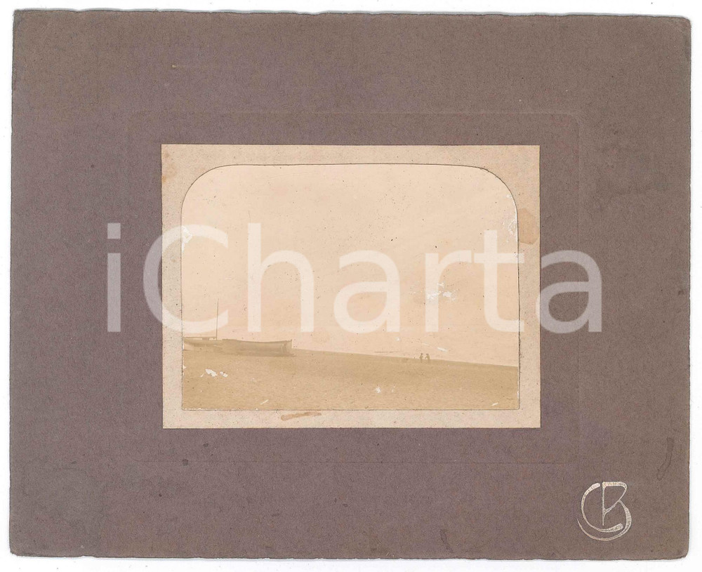 1905 ca LIGURIA Spiaggia - Veduta con barche - Foto ANIMATA 20x16 cm Fotografia d'epoca, montata su cartoncino morbido. POOR/danneggiato abrasioni superficiali Formato: 20x16 cm originale e autentica 1