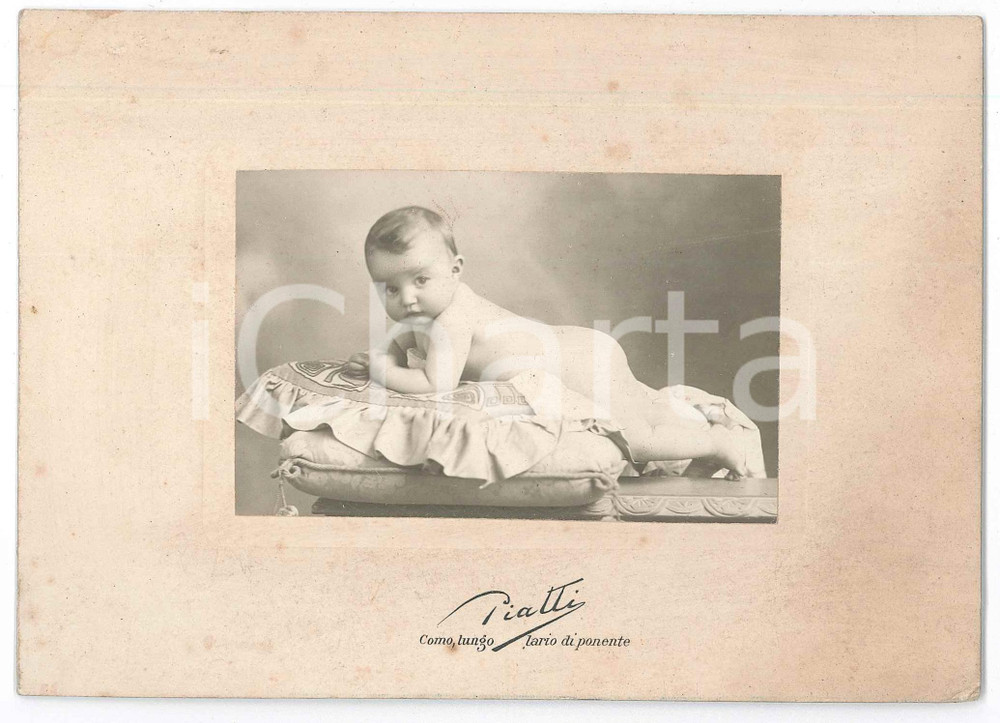 1920 ca COMO Ritratto di bambino su cuscino - Fotografia PIATTI 17x12 cm Fotografia d'epoca, su cartoncino rigido.  GOOD/buono  Formato: 17x12 cm originale e autentica 1