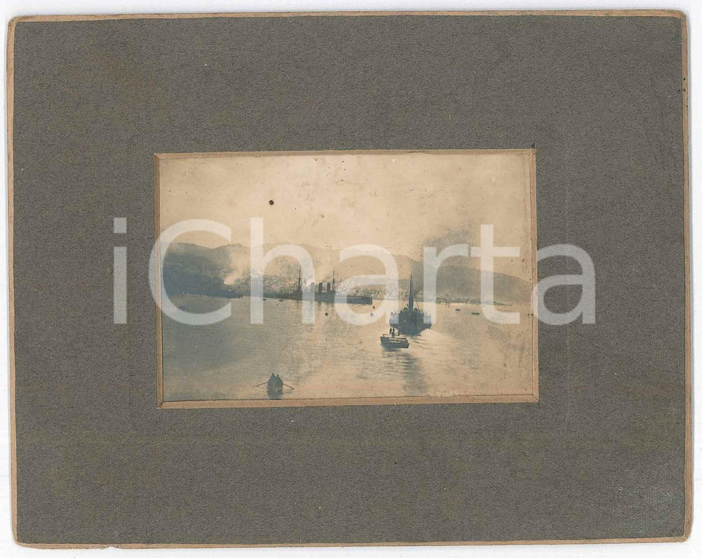 1900 ca ITALIA Veduta marina con porto e navi - Foto VINTAGE ANIMATA Fotografia d'epoca, su cartoncino rigido.  GOOD/buono  Formato: 14x11 cm originale e autentica 1