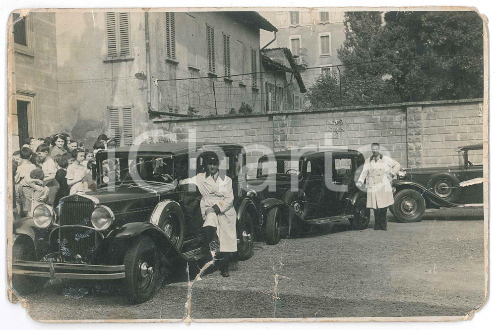1940 ca MILANO Ufficiali medici con automobili - Foto DANNEGGIATA 17x12 cm Fotografia originale d'epoca, con timbro del fotografo al verso.FOTOGRAFO: Foto &amp; Cine - Milano, via Agnello 16   VERY POOR/gravemente danneggiato piegature diffuse, con strappi; mancanze angolari Formato: 17x12 cm originale e autentica 1