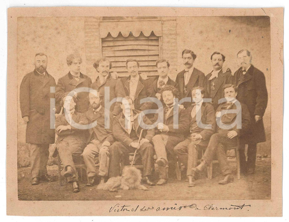 1900 ca CLERMONT-FERRAND (FRANCE) Gruppo di giovani amici con il cane *Foto Fotografia d'epoca, montata su cartoncino morbido.  POOR/danneggiato piegature angolari Formato: 15x11 cm originale e autentica 1
