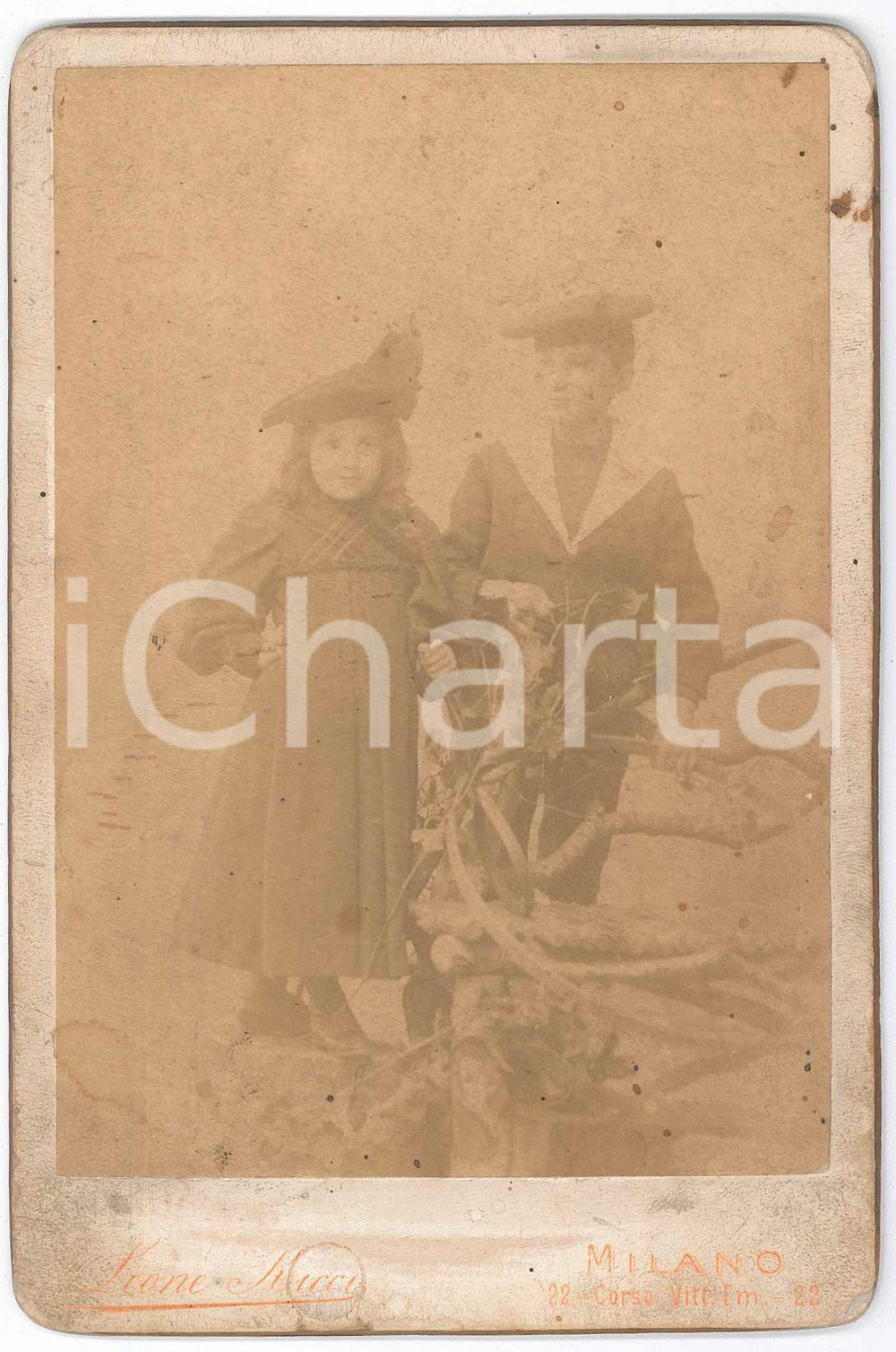 1895 ca MILANO Ritratto di due fratelli tra i rami *Fotografia LEONE RICCI 11x17 Fotografia d'epoca, montata su cartoncino rigido.FOTOGRAFO: Leone Ricci - Milano, corso Vittorio Emanuele 22 FAIR/discreto lievi danni da umidità Formato: 11x17 cm originale e autentica 1