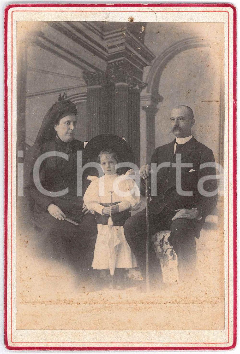 1900 ca PORTO MAURIZIO Famiglia e bambina con ombrellino *Foto Giuseppe AMORETTI Fotografia d'epoca, montata su cartone rigido.Timbro del fotografo al verso. FAIR/discreto foro di affissione con minima sbrecciatura al lato superiore Formato: 11x17 cm originale e autentica 1