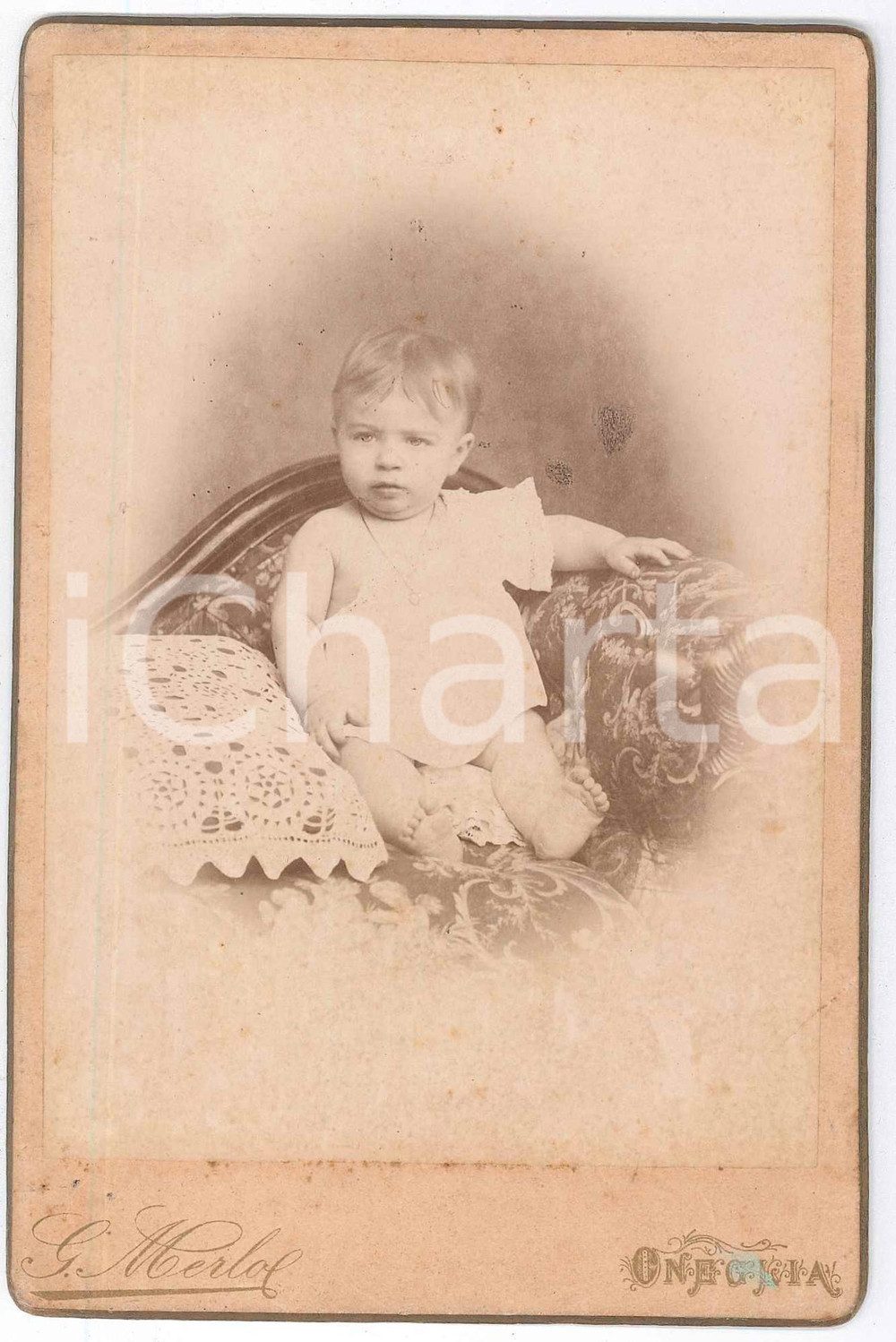 1880 ca ONEGLIA Ritratto di bambino sul divano - Foto G. MERLO 11x16 cm Fotografia d'epoca, montata su cartoncino rigido.FOTOGRAFO: G. Merlo - Oneglia, via Belgrano FAIR/discreto minima macchia al lato inferiore Formato: 11x16 cm originale e autentica 1