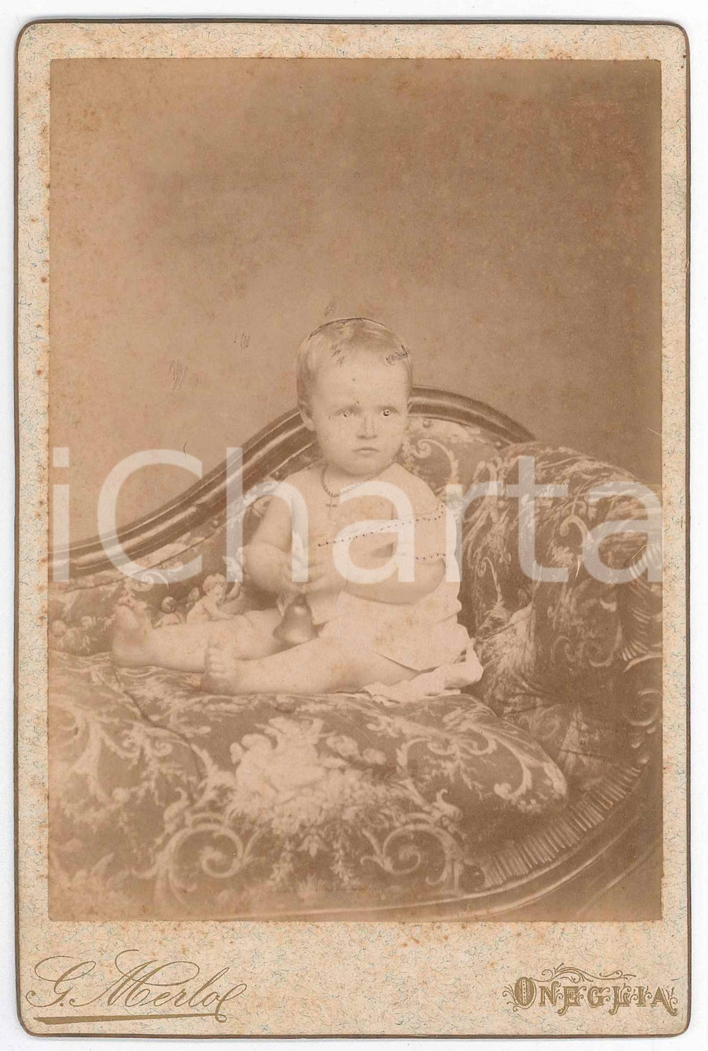 1880 ca ONEGLIA Ritratto di bambino con campanella - Foto G. MERLO 11x16 cm Fotografia d'epoca, montata su cartoncino rigido.FOTOGRAFO: G. Merlo - Via Belgrano, Oneglia FAIR/discreto lievi fioriture Formato: 11x16 cm originale e autentica 1