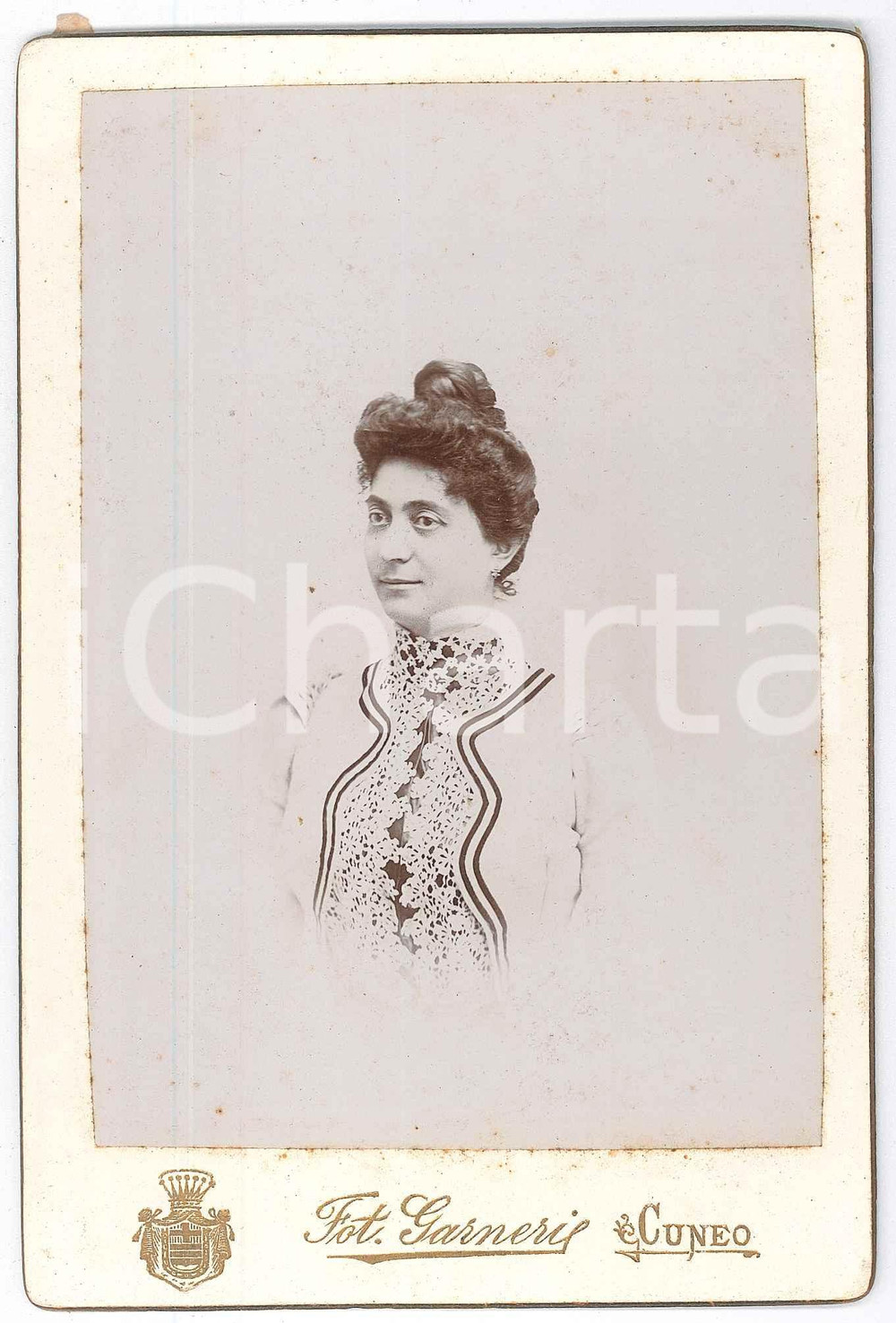 1900 ca CUNEO Ritratto di donna con abito in pizzo - Foto GARNERI 11x16 cm Fotografia d'epoca, montata su cartoncino rigido.FOTOGRAFO: Ippolito Garneri - Cuneo GOOD/buono  Formato: 11x16 cm originale e autentica 1