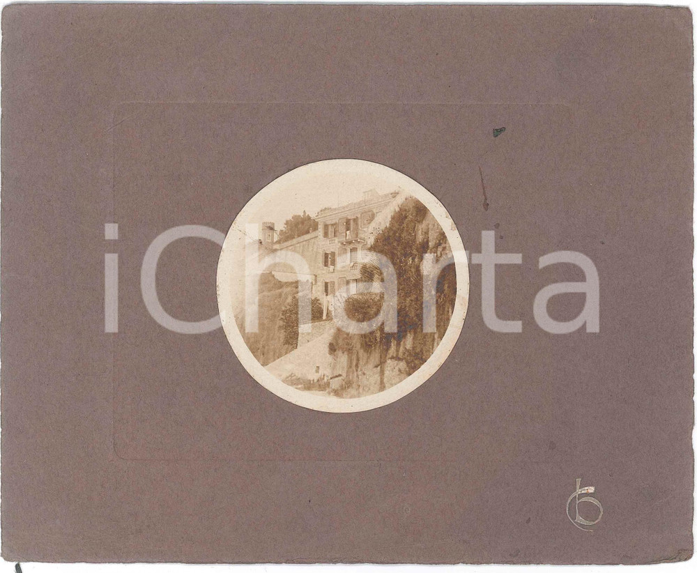 1905 ca LIGURIA Palazzo con salita al castello *Foto 20x16 cm Fotografia d'epoca, montata su cartoncino morbido. FAIR/discreto piegature angolari al cartoncino Formato: 20x16 cm originale e autentica 1