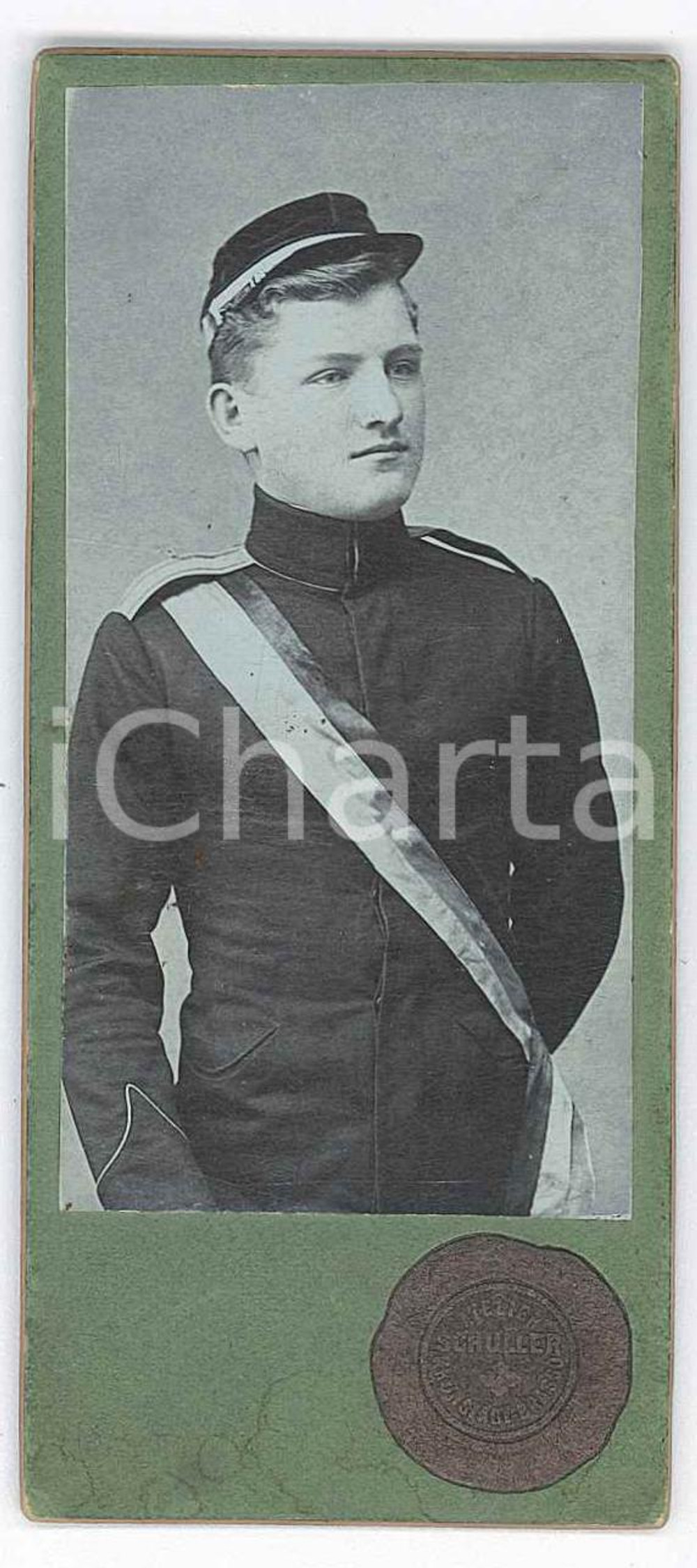 1900 ca KRONSTADT - BRASOV Young soldier - Photo Atelier SCHULLER 4x10 cm Fotografia d'epoca. FAIR/discreto Residui di incollatura al verso Formato: 4x10 cm originale e autentica 1