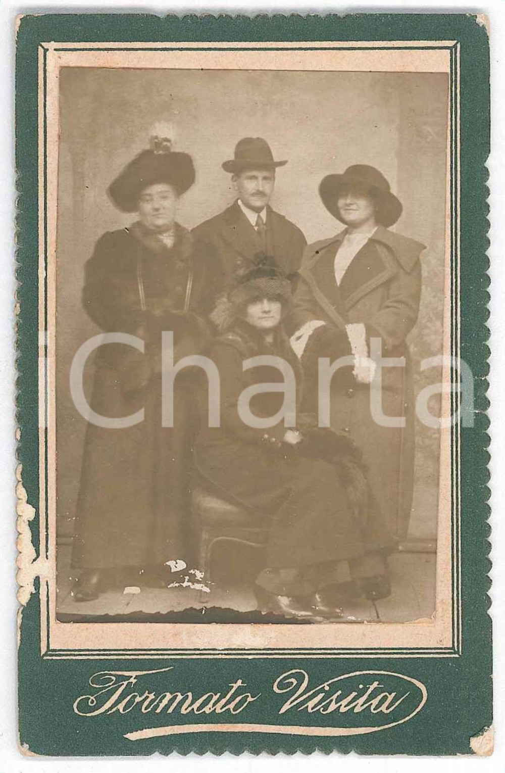 1913 ITALIA Ritratto di famiglia a Carnevale - Foto COSTUME 7x11 cm  Fotografia d'epoca, su cartoncino rigido, con didascalia al verso. POOR/danneggiato abrasioni marginali Formato: 7x11 cm originale e autentica 1