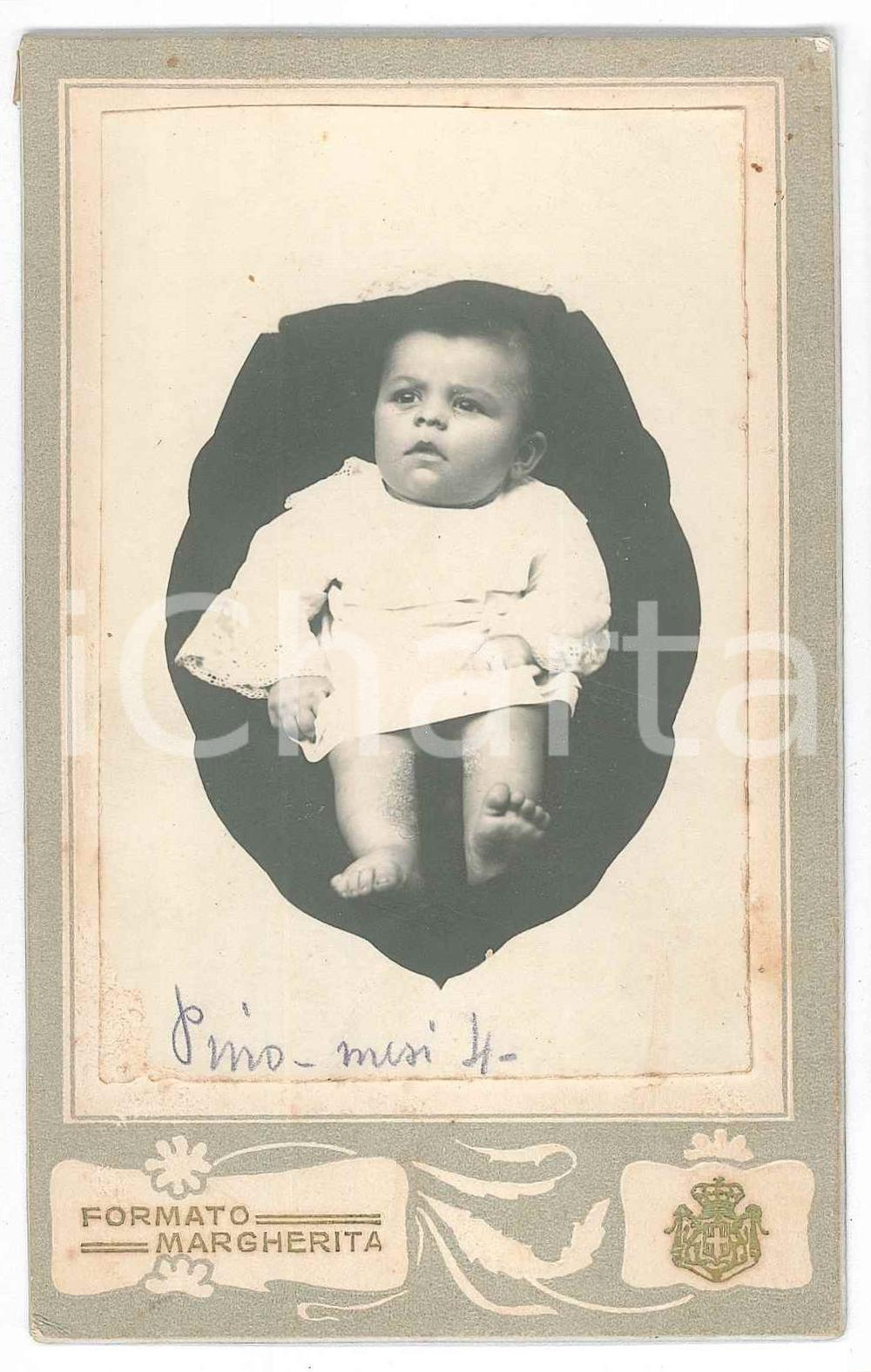 1900 ca MILANO Bambino in abito bianco - Foto Alessandro PORCELLI 8x13 cm Fotografia d'epoca in formato margherita. FAIR/discreto Lievi bruniture Formato: 8x13 originale e autentica 1