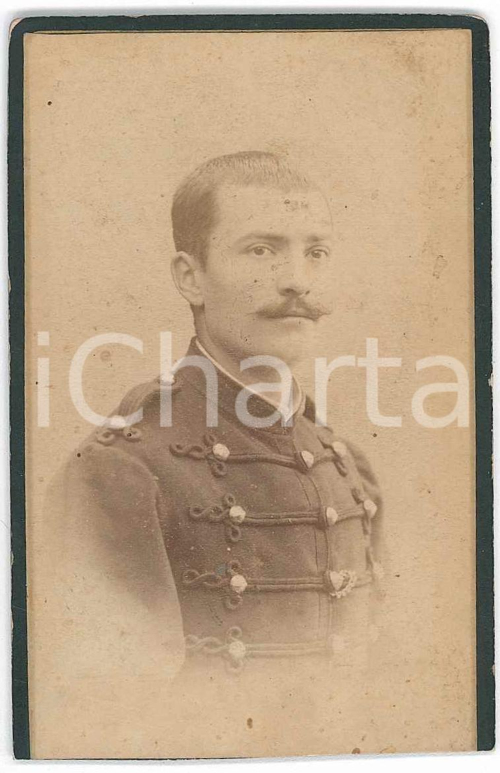 1880 ca ALBI - FRANCE Portrait d'un militaire - Photo L'AILLAUD - CDV Fotografia d'epoca, montata su cartoncino rigido. POOR/danneggiato Lievi smussature agli angoli, margine inferiore rifilato a mano Formato: 6x10 cm originale e autentica 1